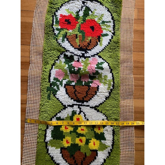 Vintage handmade latch hook rug wall hanging finished 1970s 35"long - Picture 8 of 8